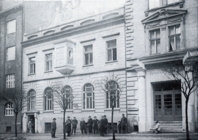 Nové průčelí sokolovny, rok 1925, zdroj: Pamětní tisk Sokol Dejvice 100 let