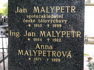 Detail náhrobku (zdroj: Štěpánka Mrázková 13. 5. 2019)