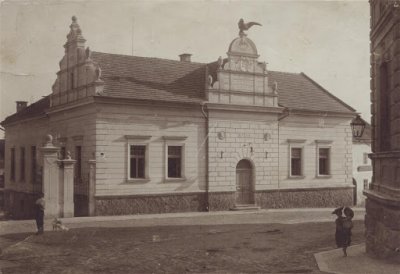 dobový snímek původní krásné podoby unhošťské sokolovny, rok 1910 (zdroj: http://www.muunhost.cz/sokolovna-1910/g-1384)