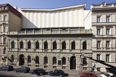 historická budova na Sokolské ulici(bílá plocha nad budovou je stěna Míčové haly)