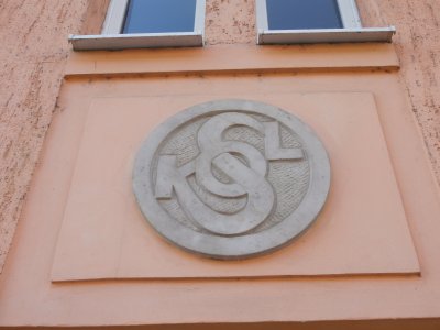 Kamenný emblém od akad. sochaře Miroslava Zentnera z Libochovic.