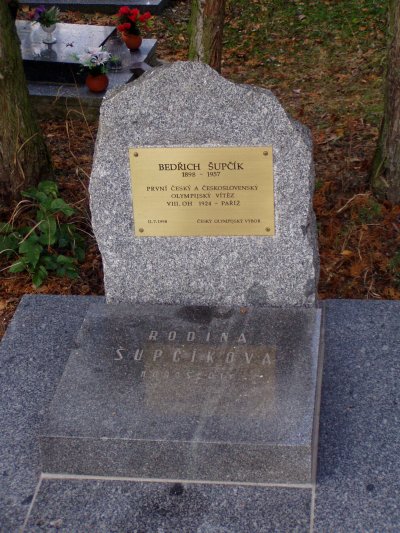 Hrob Bedřicha Šupčíka s pamětním štítkem ČOV