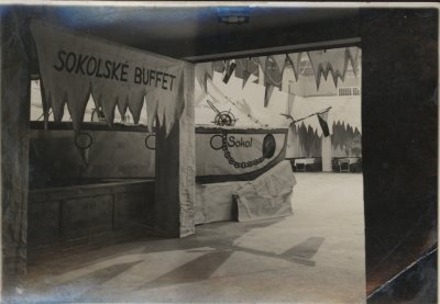 interiér plesového/kino sálu v budově někdy v letech 1927-1940