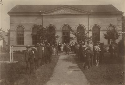 Původní sokolovna od arch. Profta, jejíž přestavbou vznikla v roce 1927 sokolovna stávající. foto z r. 1915