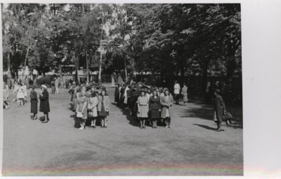 Původní podoba dvoru pro venkovní cvičení před sokolovnou, foto asi z roku 1913-1915