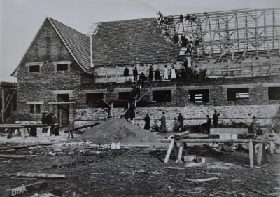 Torzo rozestavěné sokolovny  a pokládka střechy (1927)