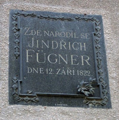 Pamětní deska v Růžové ulici na domě, kde se narodil Jindřich Fügner