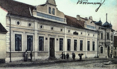 snímek sokolovny se sousedním bývalým hotelem U Jelena z roku 1923, zdroj: http://vencovypindy.blogspot.com/