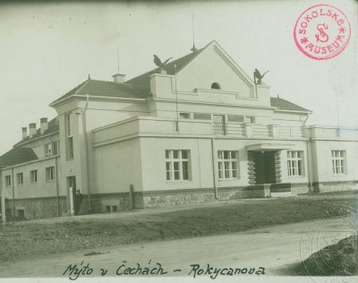 novostavba sokolovny v roce 1931, zdroj: esbirky.cz