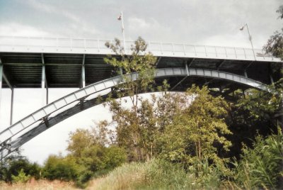 Tyršův most od Radbuzy vyfocený v červenci 2006., Zdroj: https://upload.wikimedia.org/wikipedia/commons/4/4d/Tyršův_most.jpg, citováno 26.10.2018