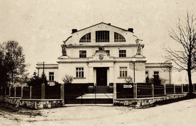 záběr na sokolovnu z roku 1924; zdroj: amaterskedivadlo.cz