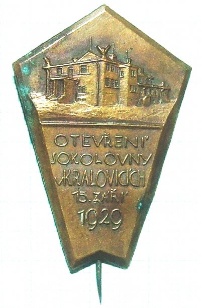pamětní odznak vydaný k příležitosti slavnostního otevření sokolovny