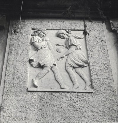 reliéfy na stěně původního pavilonu, foto Jan Gryc, 1994