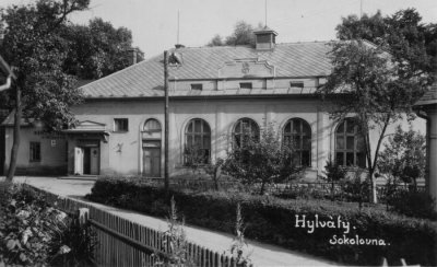 Sokolovna v roce 1924, foto Fr. Slezák, zdroj: https://www.ousti.cz/misto/u-tri-mostu/