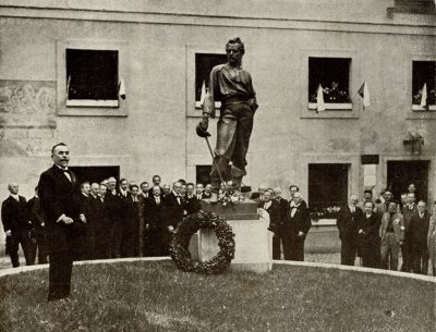 Ze slavnostního odhalení sochy, vlevo starosta ČOS Josef Scheiner, zdroj: Památník Světozora na VIII. slet všesokolský v Praze 1926