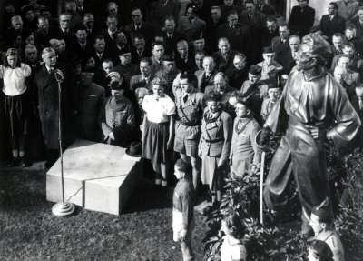Odhalení kopie sochy v říjnu 1947, zdroj: archiv ČOS