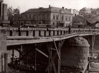 Tyršův most a vlevo v pozadí budova býv. sokolovny (květen 1945, archiv rosmus.cz)