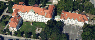 budova sokolovny se nachází v pravé části komplexu; zdroj: mapy.cz