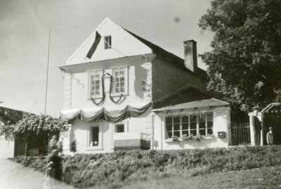Slavnostně vyzdobený dům č.65 na zbraslavském nábřeží  s pamětní deskou a připraveným řečnickým pultem 8.9.1946 - zdroj: archiv Sokola Zbraslav 