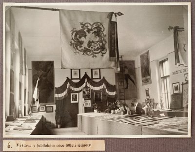 Historický gardový prapor na výstavě k výročí padesátiletí Sokola Zbraslav v roce 1937