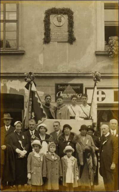 Slavnost odhalení desky 1932 Zdroj: http://www.hostivickahistorie.cz/spolky/sokol/1932-40-let.html