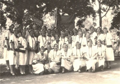 Ženy s výletním praporem na IX. všesokolském sletu 1932.