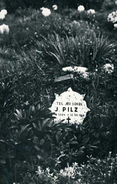 Hrob sokolského dobrovolníka J. Pilze v Ružomberoku (1919). Zdroj: Vojenský historický archiv Praha