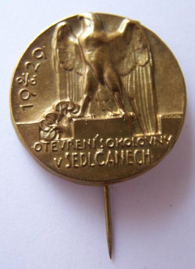 pamětní odznak vydaný k příležitosti otevření sedlčanské sokolovny