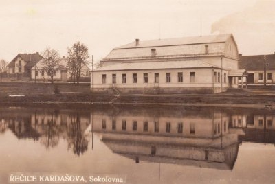partie se sokolovnou směrem od rybníka; zdroj kardasova-recice.cz