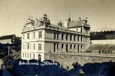 Táborská sokolovna na dobové pohlednici, zdroj: archiv ČOS