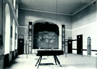 Jedna ze dvou fotografií sokolovny, kde je vidět opona