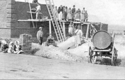 Záběr z počátků stavebních prací na sokolovně; zdroj: Památník vydaný k 120. výročí založení Tělocvičné jednoty Sokol Moravské Budějovice 1889–2009