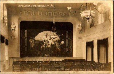 Fotografie sálu s oponou v sokolovně v Metylovicích