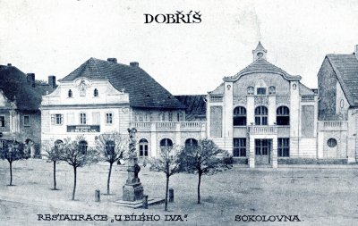 Sokolovna na pohlednici z roku 1921, zdroj: Sokol Dobříš 130 let, 1998, archiv ČOS