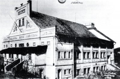 Modřanská sokolovna asi v roce 1930, zdroj: 110 let Sokola Modřany