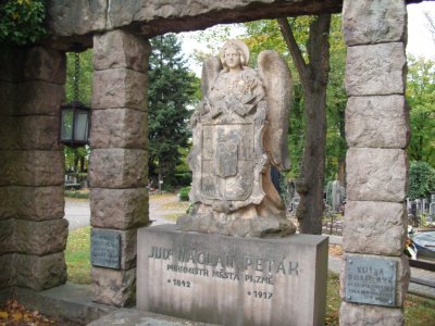 snímek pomníku JUDr. Václava Petáka na Ústředním hřbitově v Plzni (Autor/zdroj: Daniel Jahn, © CC-BY-SA 4.0)