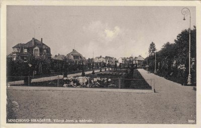 Tyršův sad s výhledem na sokolovnu, 30. léta 20. století (Foto: archiv města Mnichovo Hradiště) 