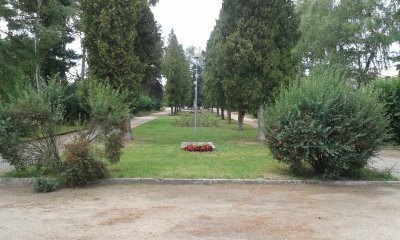Park v roce 2019, místo kde stával pamětní kámen a později znak města (Foto: archiv města Mnichovo Hradiště) 