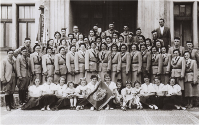 TJ Mnichovo Hradiště v roce 1949 v popředí prapor dorostenců (Foto: archiv TJ Mnichovo Hradiště)