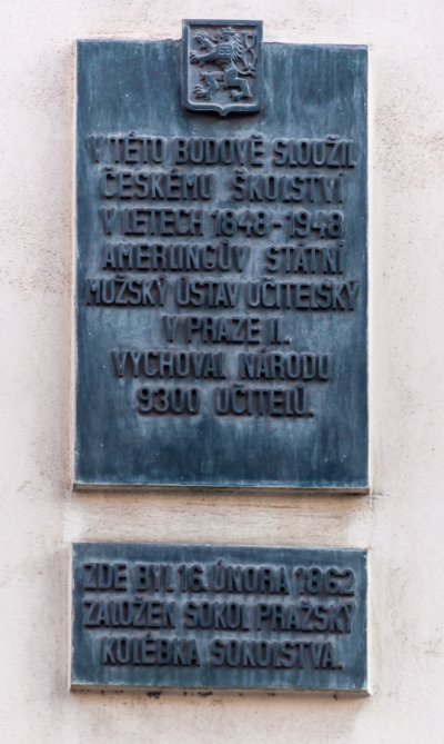 Pamětní deska připomínající založení Sokola (dole)