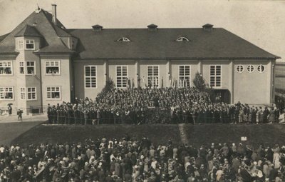 Slavnostní otevření rossbašské Turnhalle (zdroj: http://www.thonbrunn.cz/hospody/G_Rossbach7_cz.php)