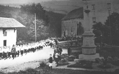Pochod (ze zámku) k okresní tělovýchovné křesťanské slavnosti, rok 1925, foto převzato z výstavy v Branné 