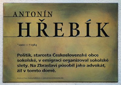 Pamětní deska JUDr. Antonína Hřebíka v Praze-Zbraslavi v ulici Žitavského č.p. 494