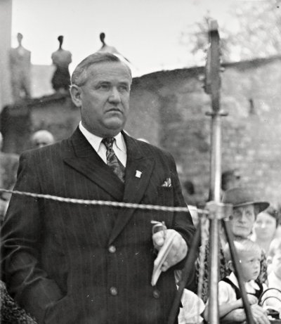 JUDr. Antonín Hřebík při slavnostním znovuodhalení Tyršovy pamětní desky na Zbraslavi v roce 1946