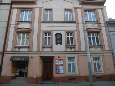 deska na domě v Prokopově ulici v Plzni (foto Pavel Michalec)