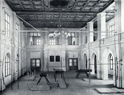 Interiér sokolovny s původním kazetovým stropem a balkóny