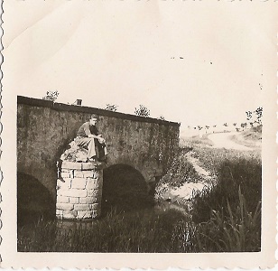 Na fotografii Františka Šedy 1 první poloviny 40. let 20. století je zachycen most od jihozápadu (archiv Martina Hůrky).