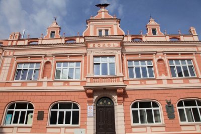 Sokol Kolín (Zdroj: internetový vyhledávač Google, citováno de 13. 9. 2018, https://www.google.cz/search?q=sokolovna+kol%C3%ADn&source=lnms&tbm=isch&sa=X&ved=0ahUKEwjQr_vLgbjdAhUKZlAKHcKbCtUQ_AUICygC&biw=1366&bih=654#imgrc=s6cXWs2hqhjCRM: ) 