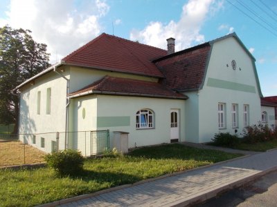 Současná podoba sokolovny, zdroj: https://www.facebook.com/TJ.Sokol.Lesonice/photos/a.747325492367680/747325455701017