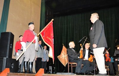 Kmotr praporu br. Petr Jirků předává prapor starostovi T.J. Sokol Roudnice n.L. br. Vojtěchu Válkovi.
